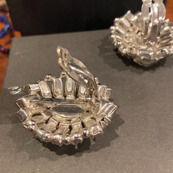 Unsigned Weiss  Clear Crystal Earrings. Silver Tone. Clip Backs. - Picture 7 of 15
